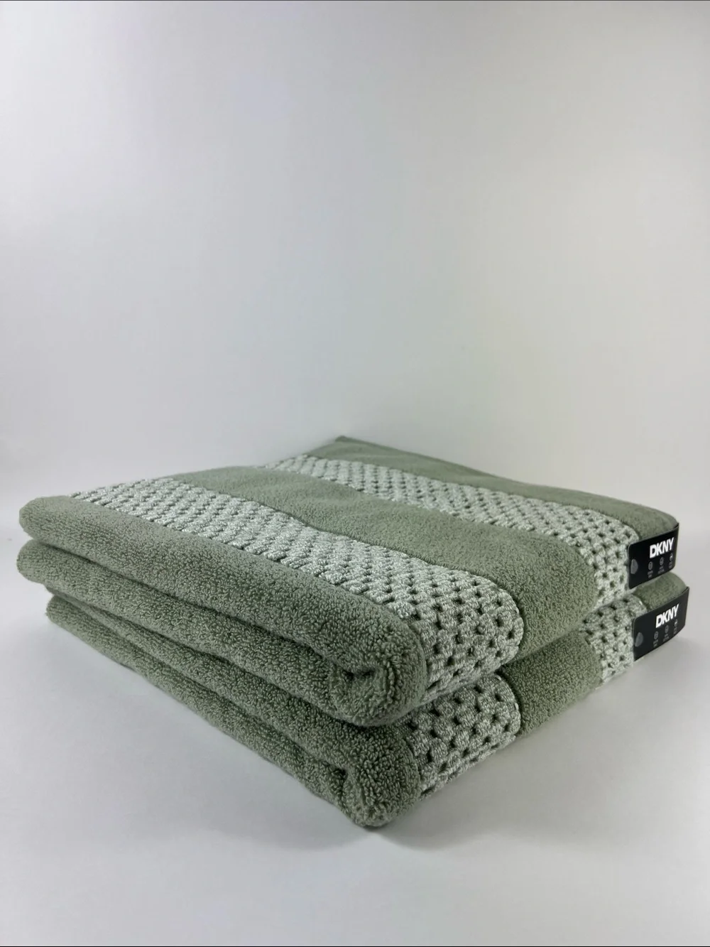 DKNY Bath Towel Set Sage Green White Plush Cotton Zero Twist Set of 2 NEW